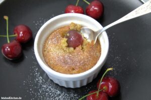 Pinienkern-Clafoutis mit Kirschen {ohne Zucker}