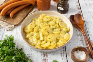 Kartoffelsalat bayrisch – mit Brühe, Senf und brauner Butter