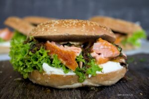 Bagel mit Lachs, Frischkäse & Honig-Senf-Soße | schnell gemacht