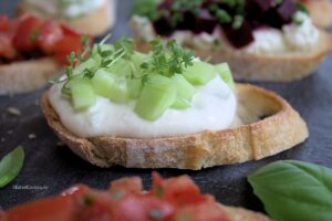 Bruschetta mit Räucherforellen-Creme & Gurke