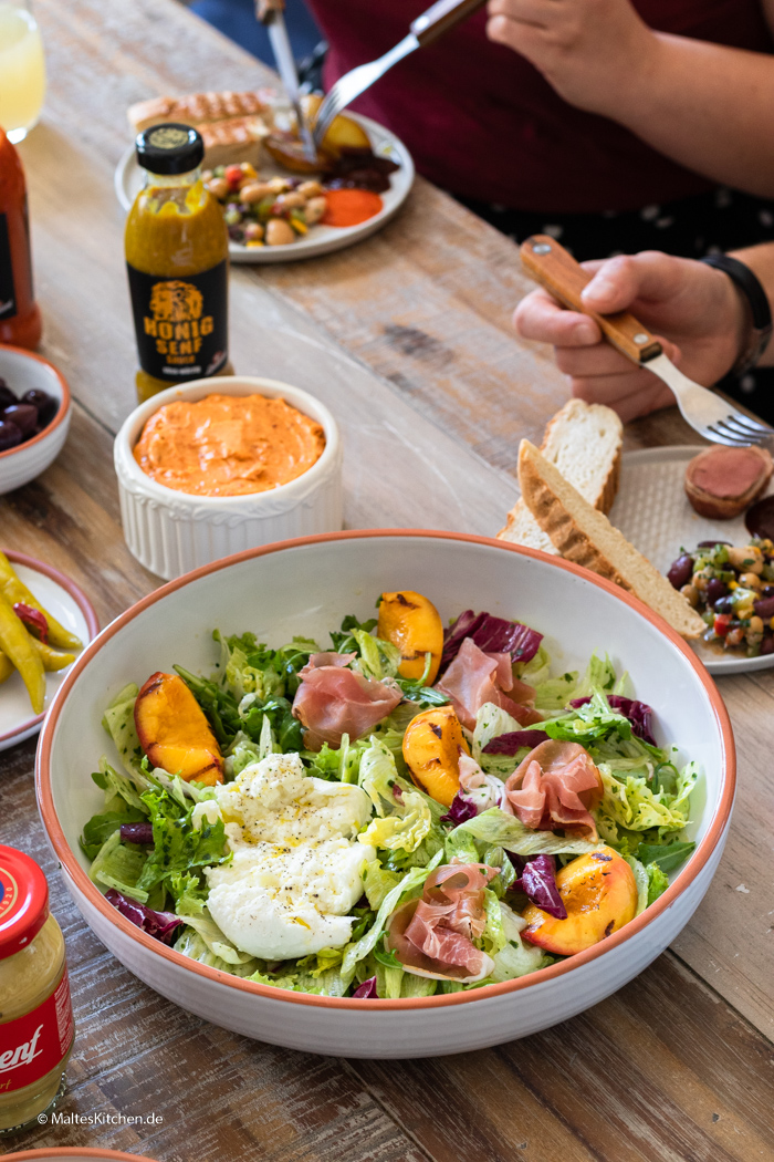 Super leckerer Blattsalat mit Nektarinen und Mozzarella