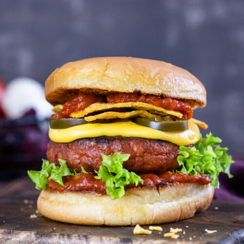 Wonder Burger mit Käsesauce und Tomaten-Paprika-Salsa