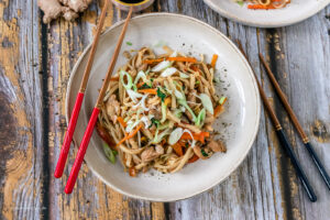 Gebratenen Nudeln mit Hähnchen und Gemüse | Chicken Chow Mein