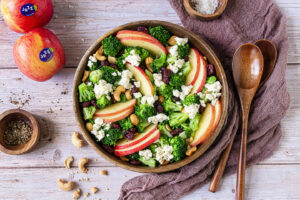 Brokkoli-Salat mit Äpfeln, Nüssen und Feta