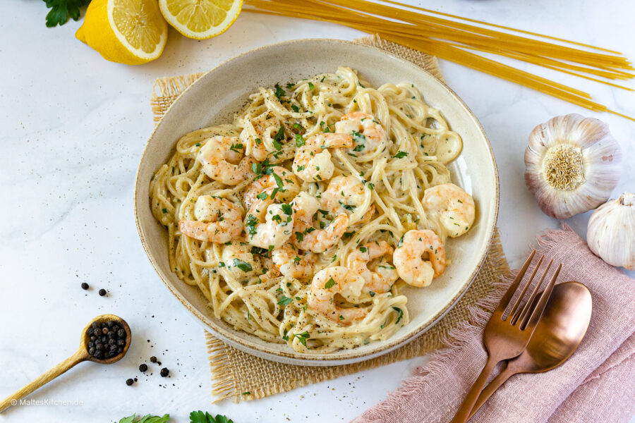 Rezept für Spaghetti Alfredo mit gebratenen Garnelen.