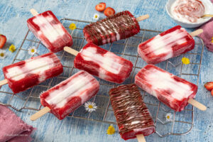 Eis am Stiel mit Erdbeeren und Joghurt