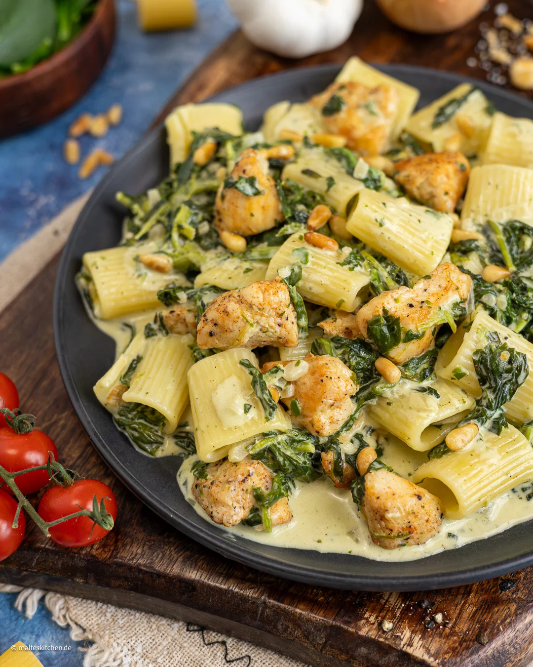 Pasta geht immer. Hier mit Spinat und Hähnchen.