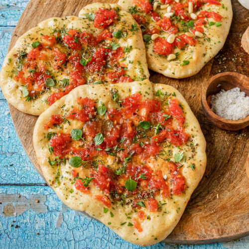 Fladenbrot mit Tomaten und Knoblauch