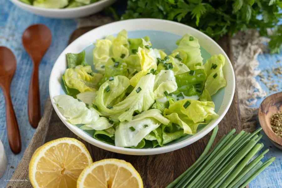 Kopfsalat mit erfrischendem Buttermilch-Zitronen-Dressing