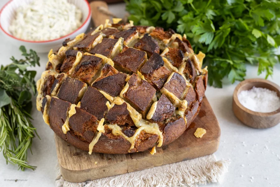 Partybrot mit Käse und Kräuterbutter