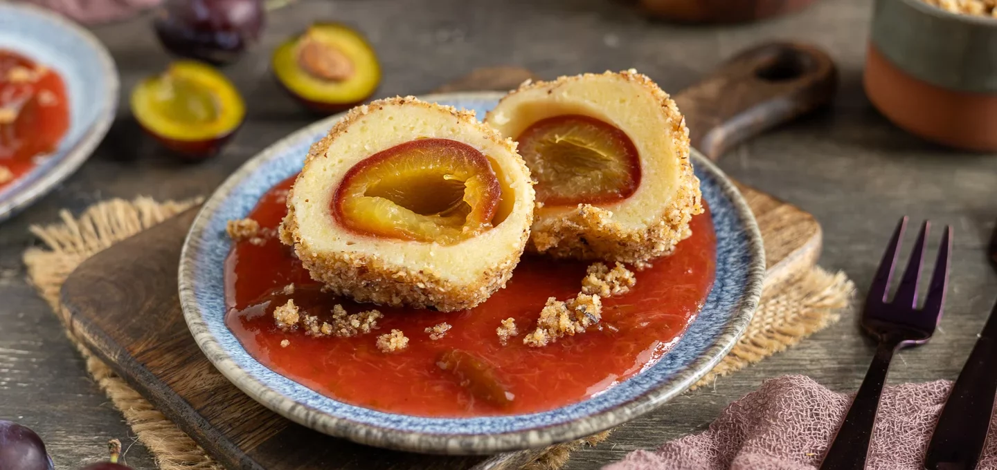 Zwetschgenknödel mit Butterbrösel und Zwetschgenkompott