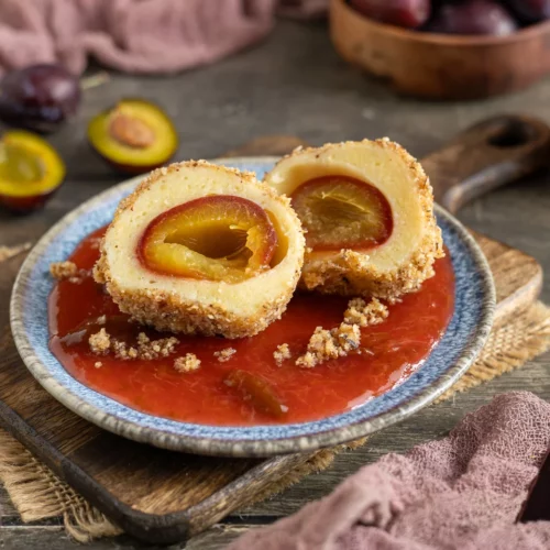 Zwetschgenknödel mit Butterbrösel und Zwetschgenkompott