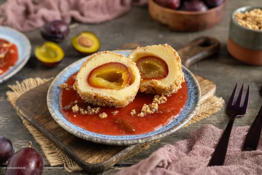 Zwetschgenknödel mit Butterbrösel und Zwetschgenkompott