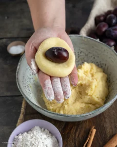 Zwetschgenknödel füllen