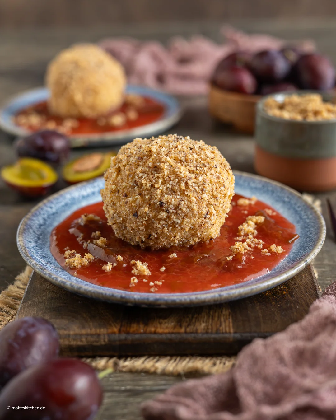 Zwetschgenknödel mit Butterbrösel und Zwetschgenkompott