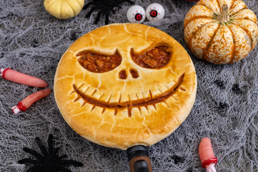 Halloween Pie mit Hackfleisch-Kürbis-Ragout.