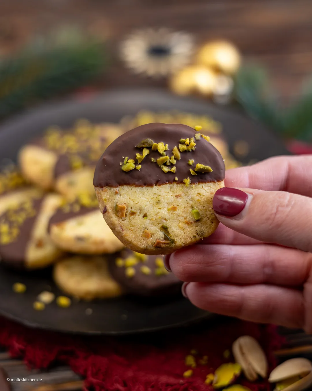 Weihnachtliche Pistazien Plätzchen mit Schokolade.