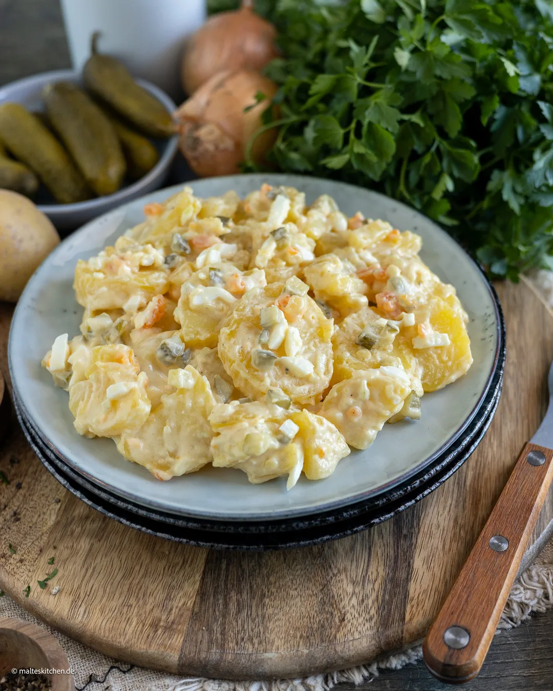 Klassischer Kartoffelsalat mit Mayonnaise.