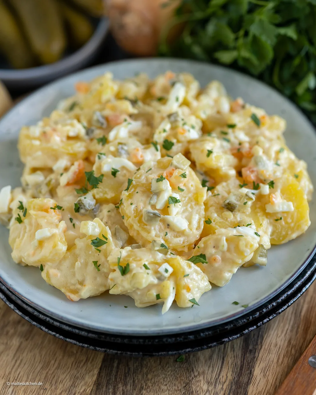 Omas einfacher Kartoffelsalat mit Mayonnaise.