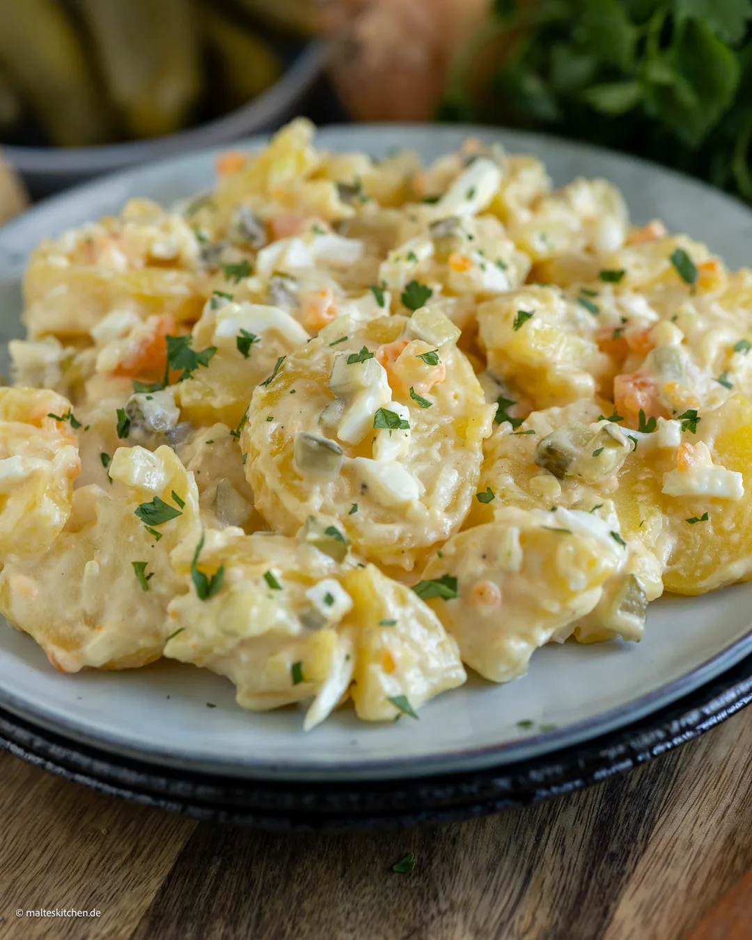 Hausgemachter Kartoffelsalat mit Mayo.