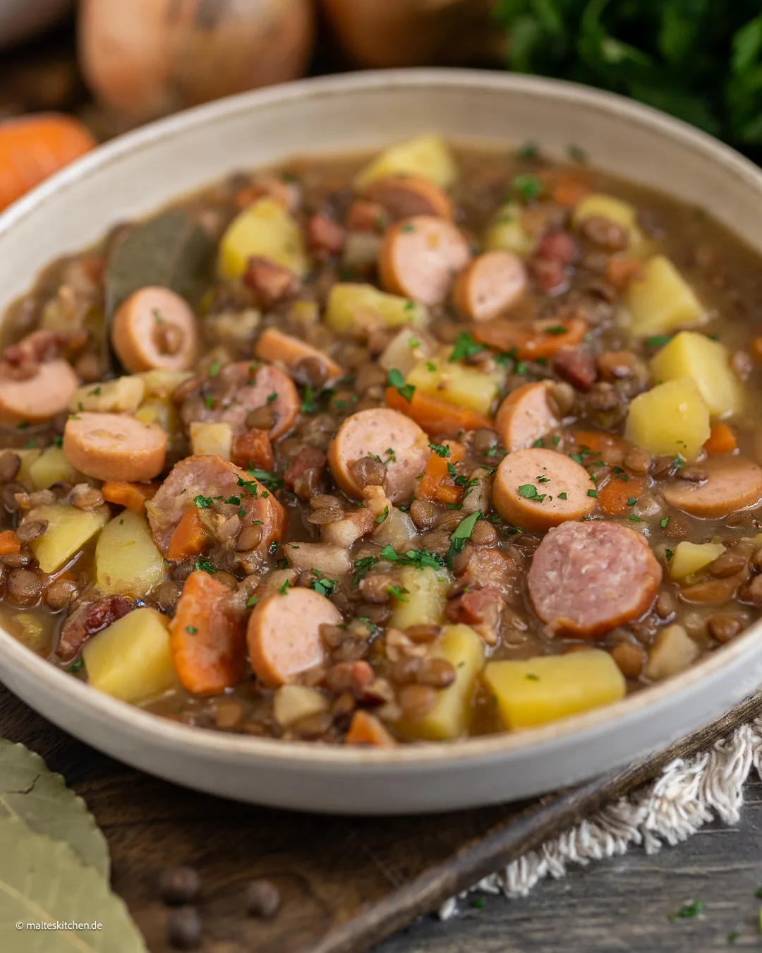 Suppe mit Linsen, Würstchen udn Speck.